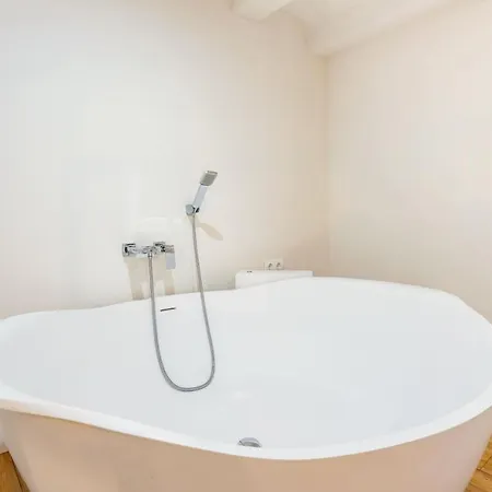 Quiet Gem With Jacuzzi In The Center Appartamento
