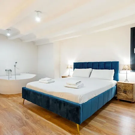 Quiet Gem With Jacuzzi In The Center
